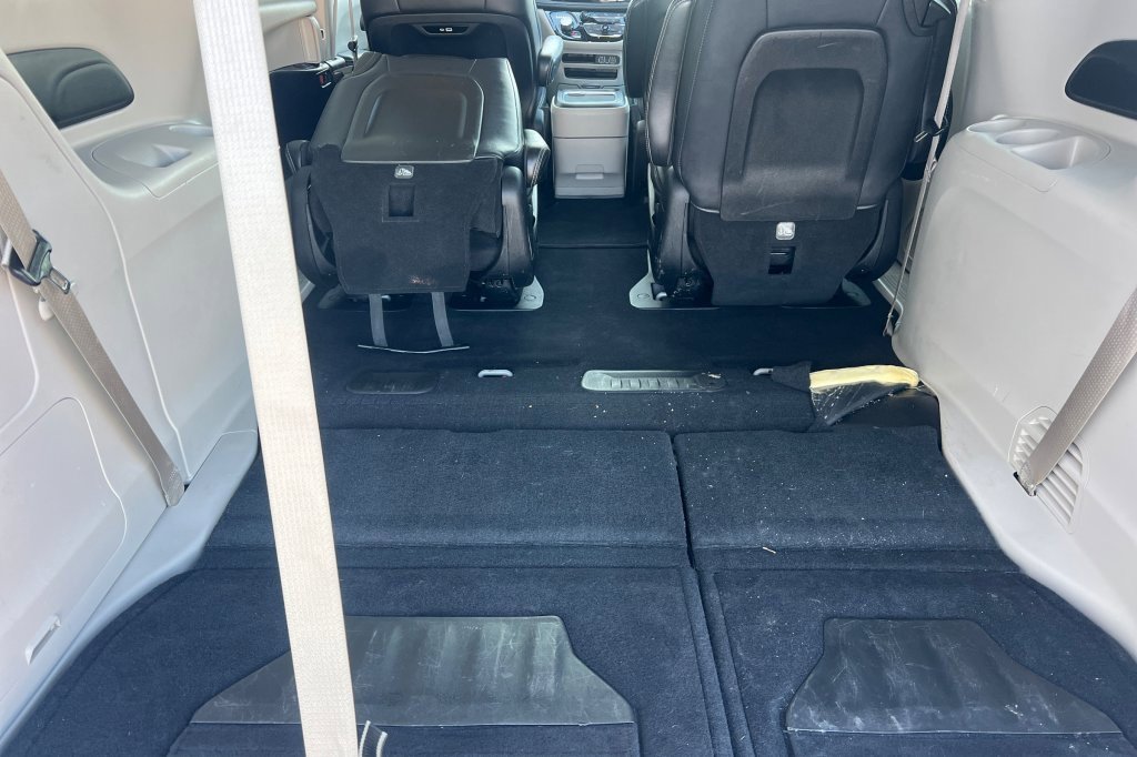 Used 2024 Chrysler Pacifica Select image 13
