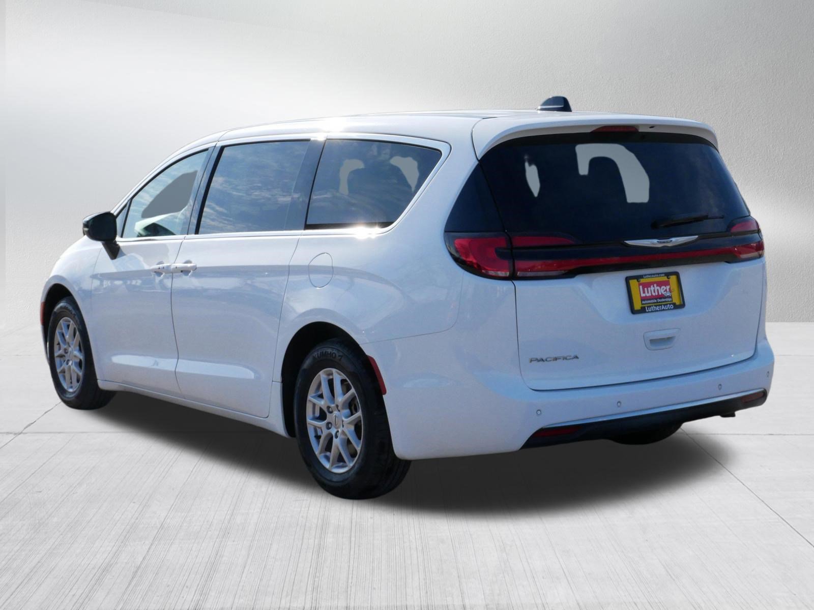 Used 2024 Chrysler Pacifica Touring-L image 5