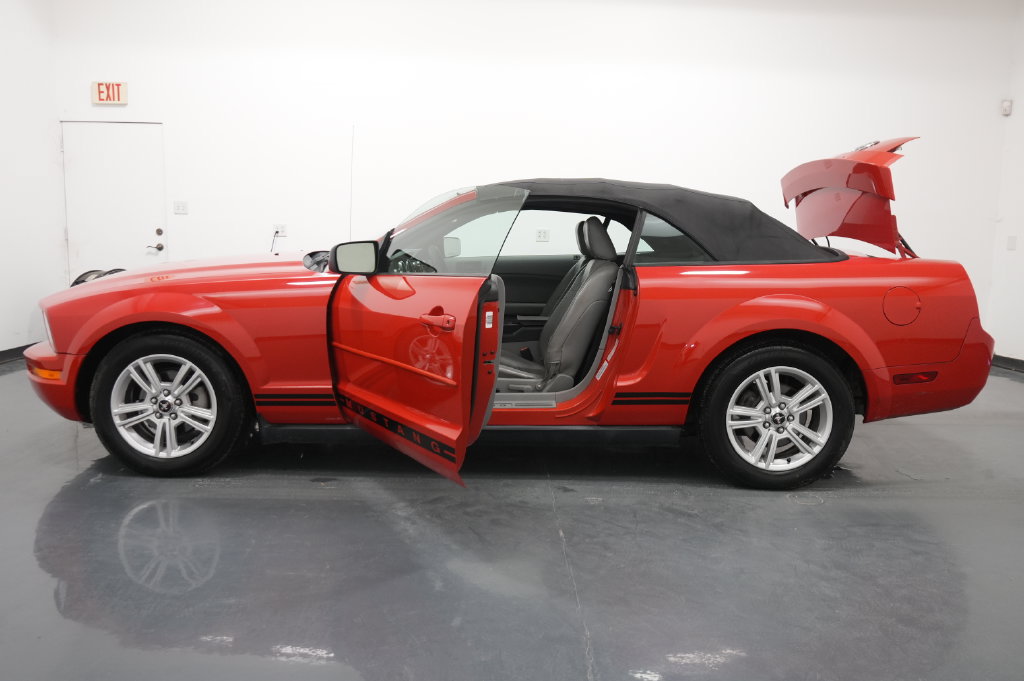Used 2005 Ford Mustang Convertible RWD image 17