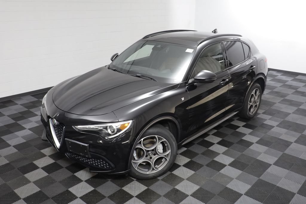 Used 2023 Alfa Romeo Stelvio Ti AWD/4WD image 2