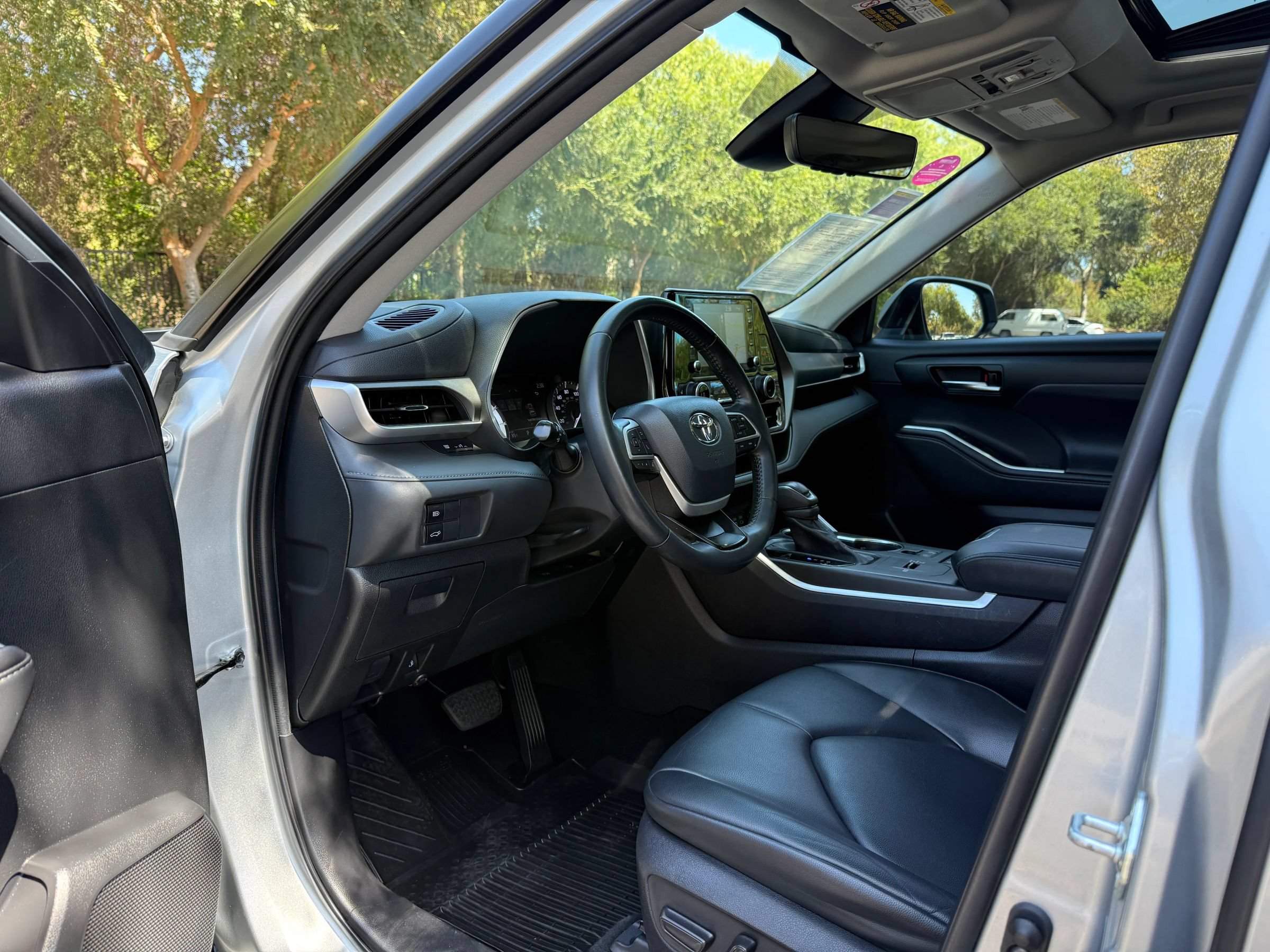 Used 2022 Toyota Highlander XLE FWD image 9