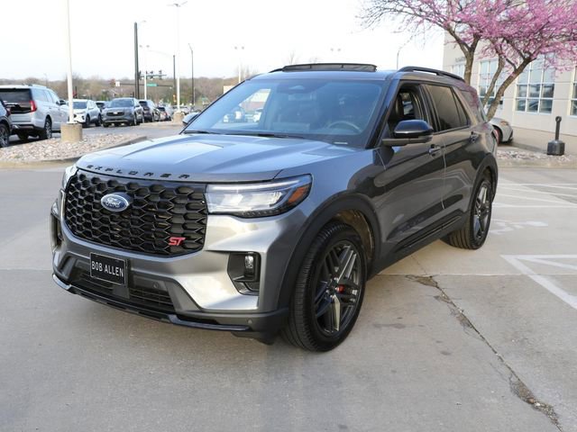 Used 2025 Ford Explorer ST AWD/4WD image 2