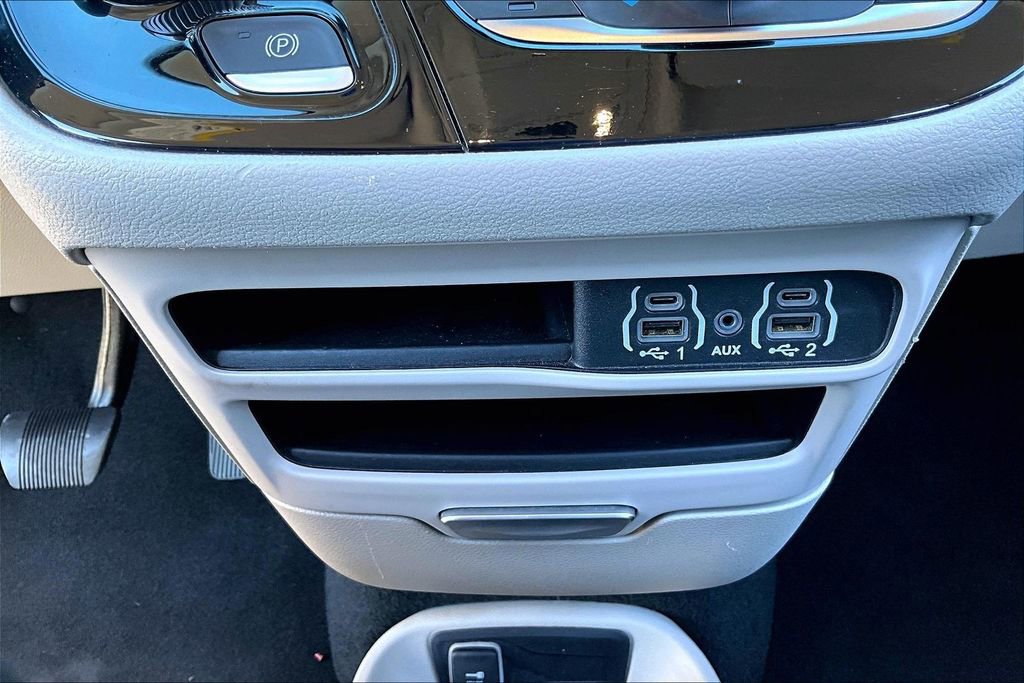 Used 2024 Chrysler Pacifica Touring-L image 15