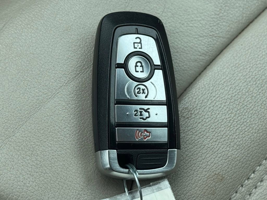 Used 2017 Ford Fusion SE w/ Fusion SE Technology Package image 35