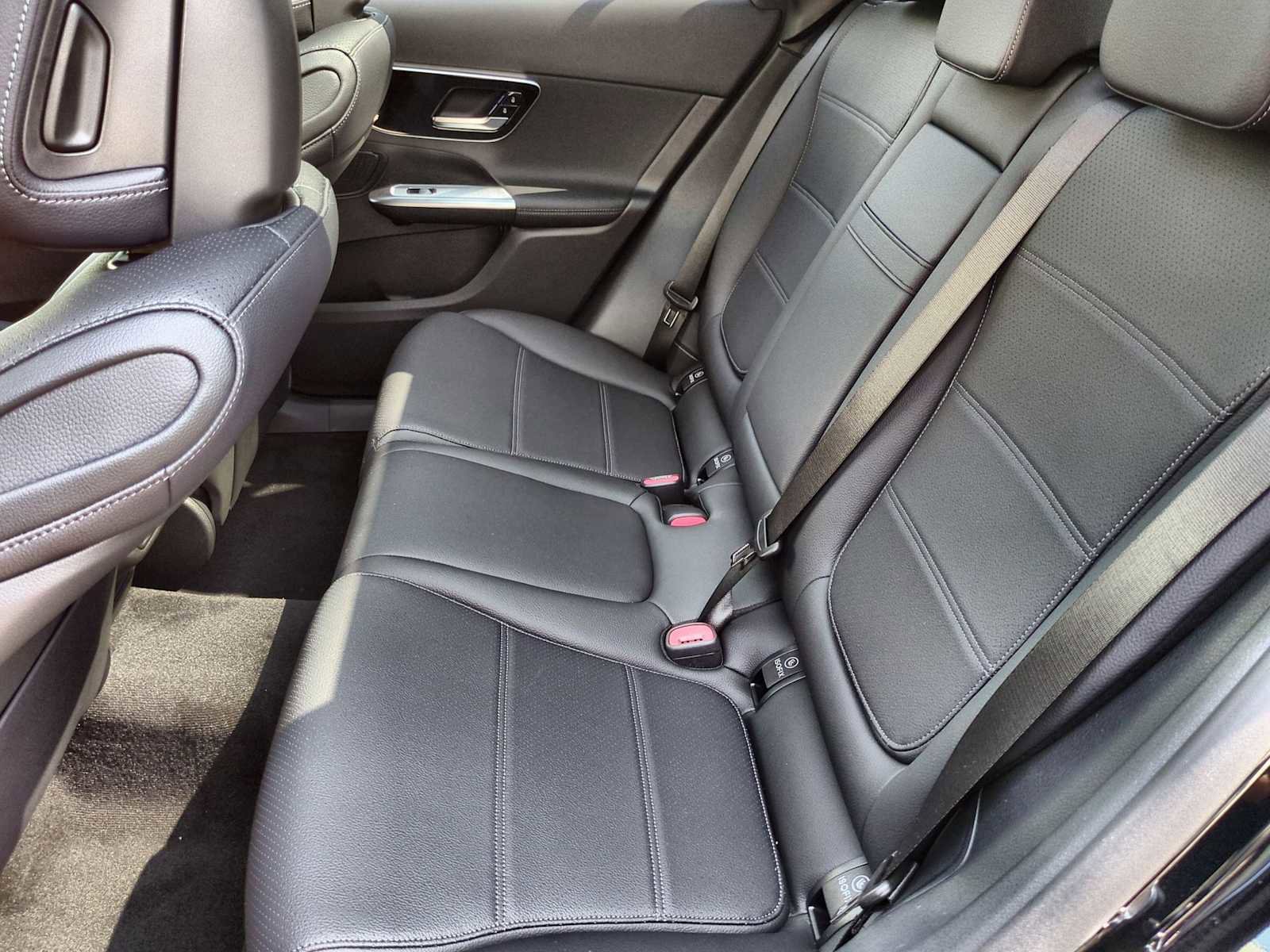 Used 2025 Mercedes-Benz GLC 300 4MATIC image 21