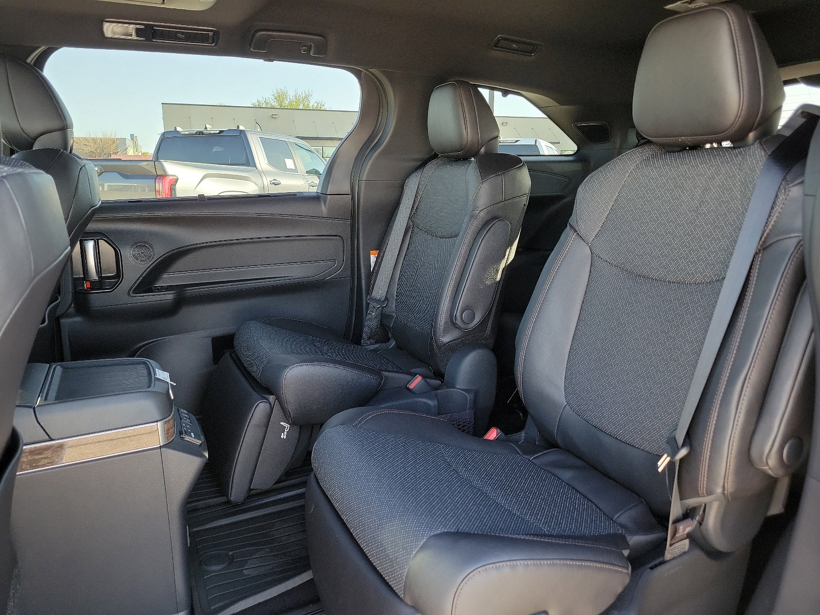 New 2025 Toyota Sienna Platinum image 8
