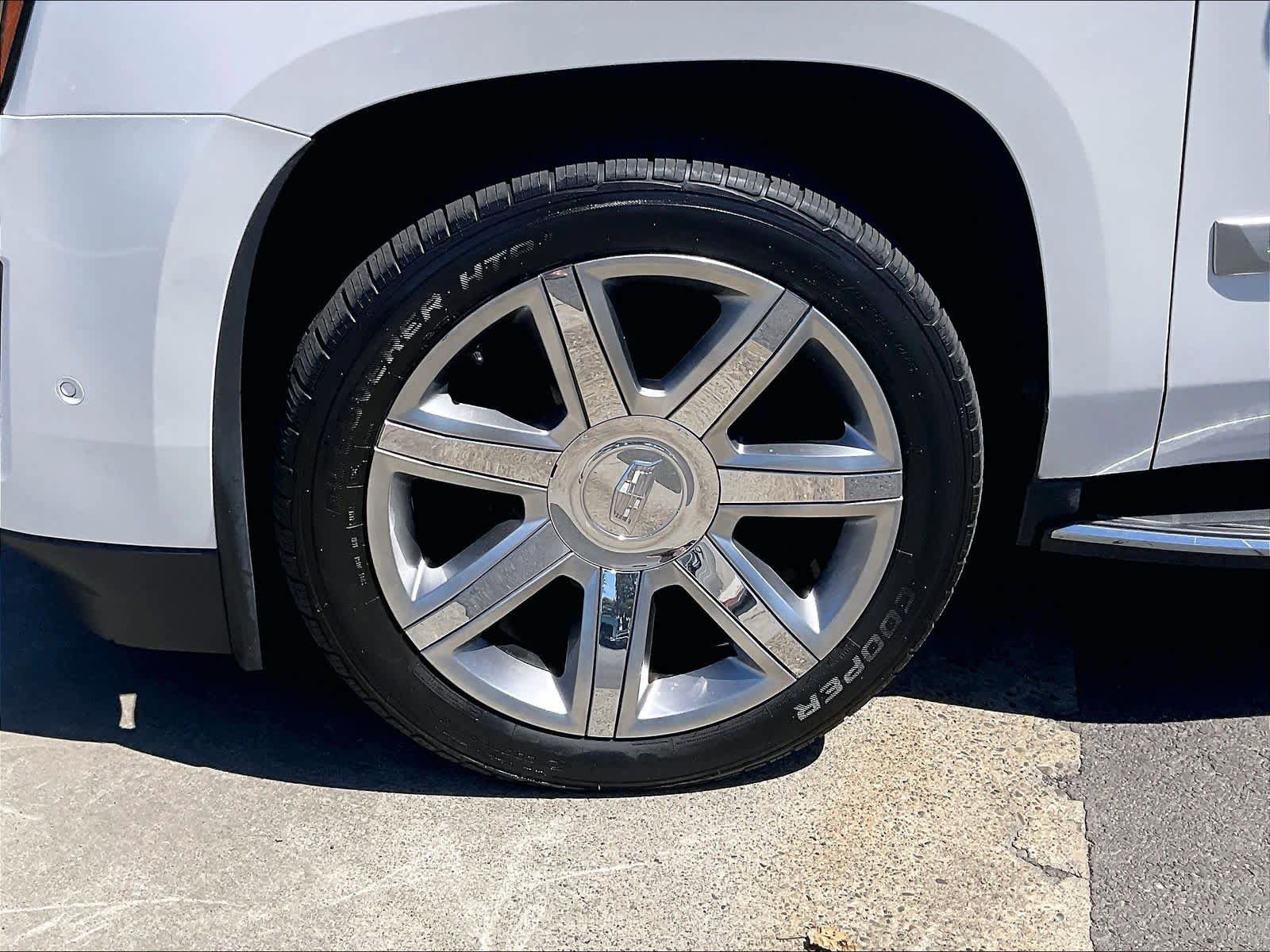 Used 2019 Cadillac Escalade Luxury AWD/4WD image 11