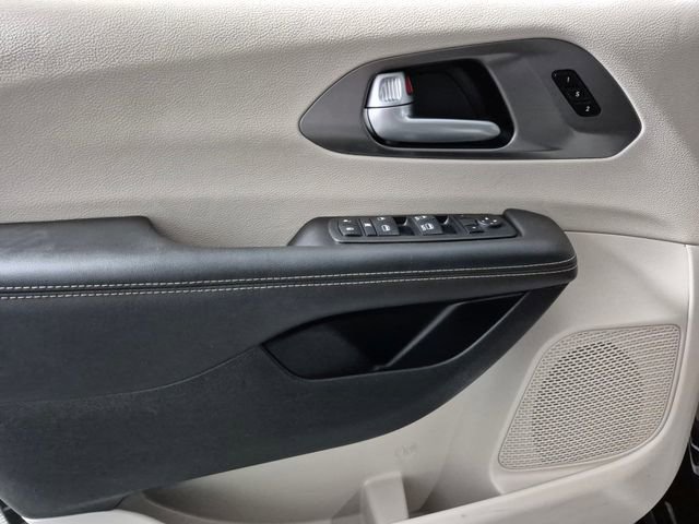 Used 2024 Chrysler Pacifica Touring-L image 13