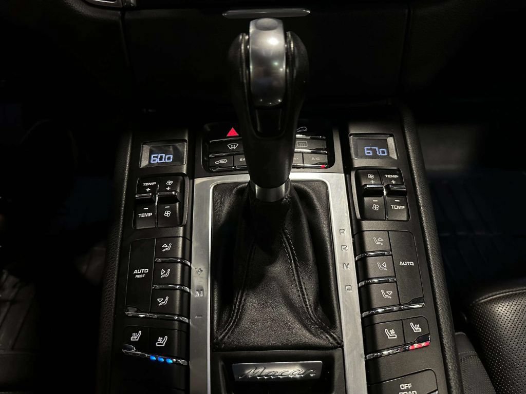 Used 2015 Porsche Macan Turbo AWD/4WD image 33