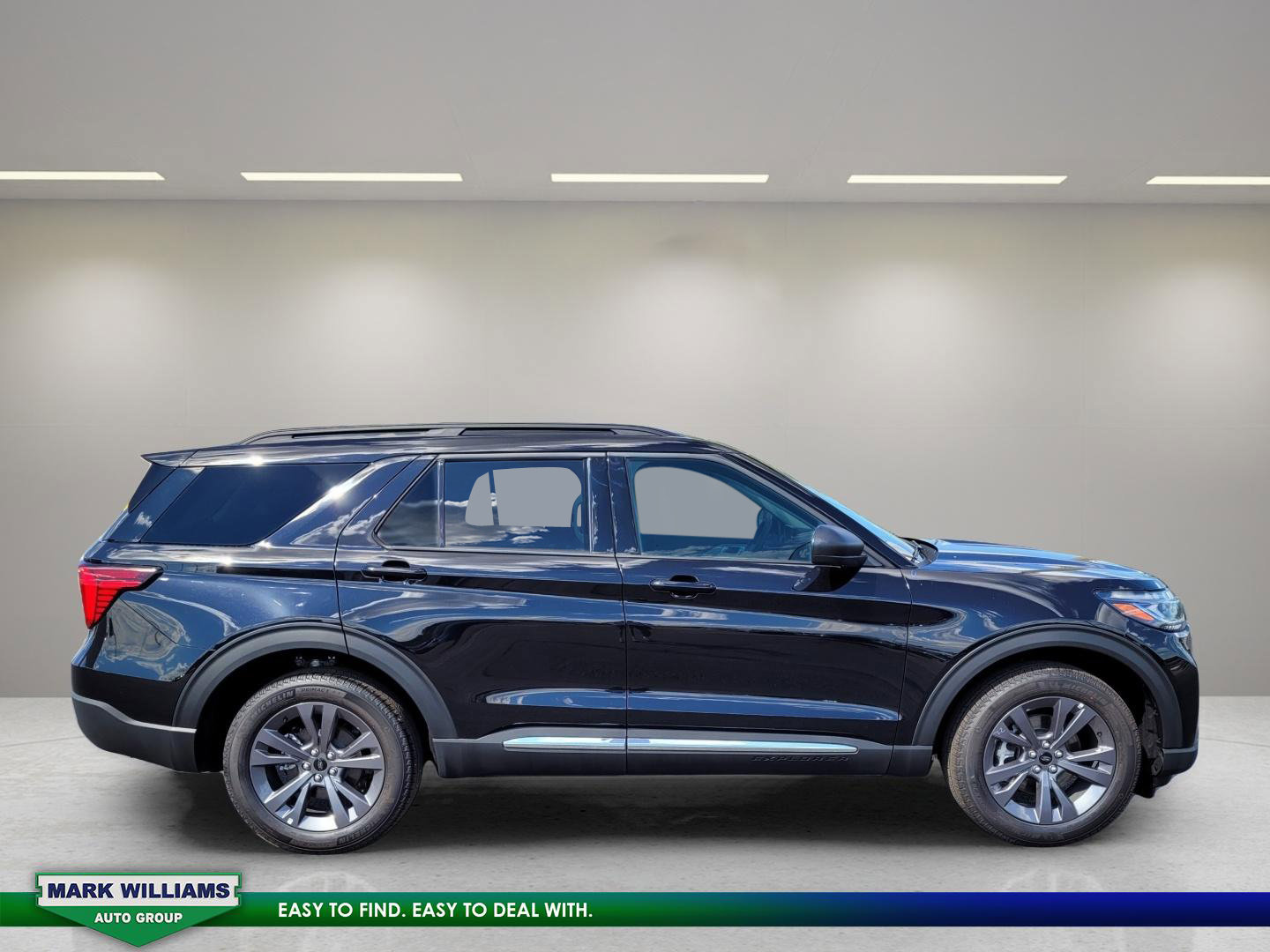 Used 2025 Ford Explorer Active w/ Active Comfort Package image 2