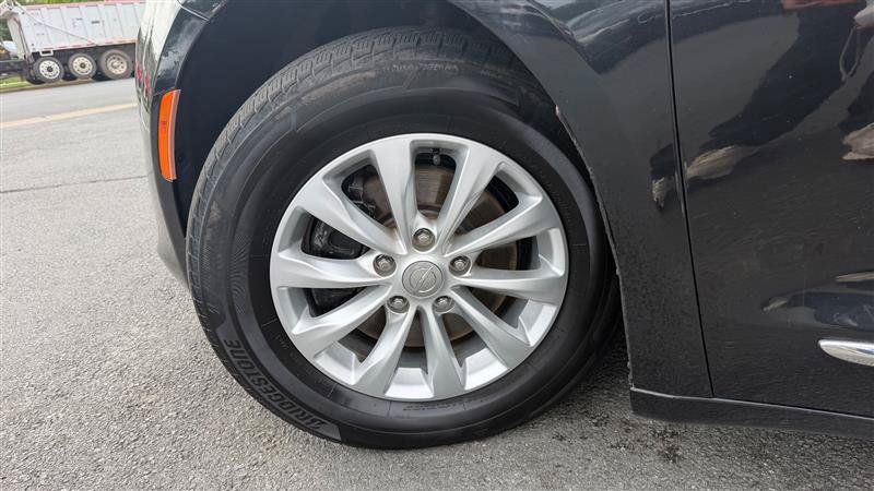 Used 2018 Chrysler Pacifica Touring-L FWD image 16