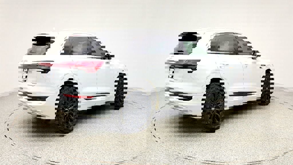 Used 2019 Audi e-tron Prestige w/ Prestige Package image 5