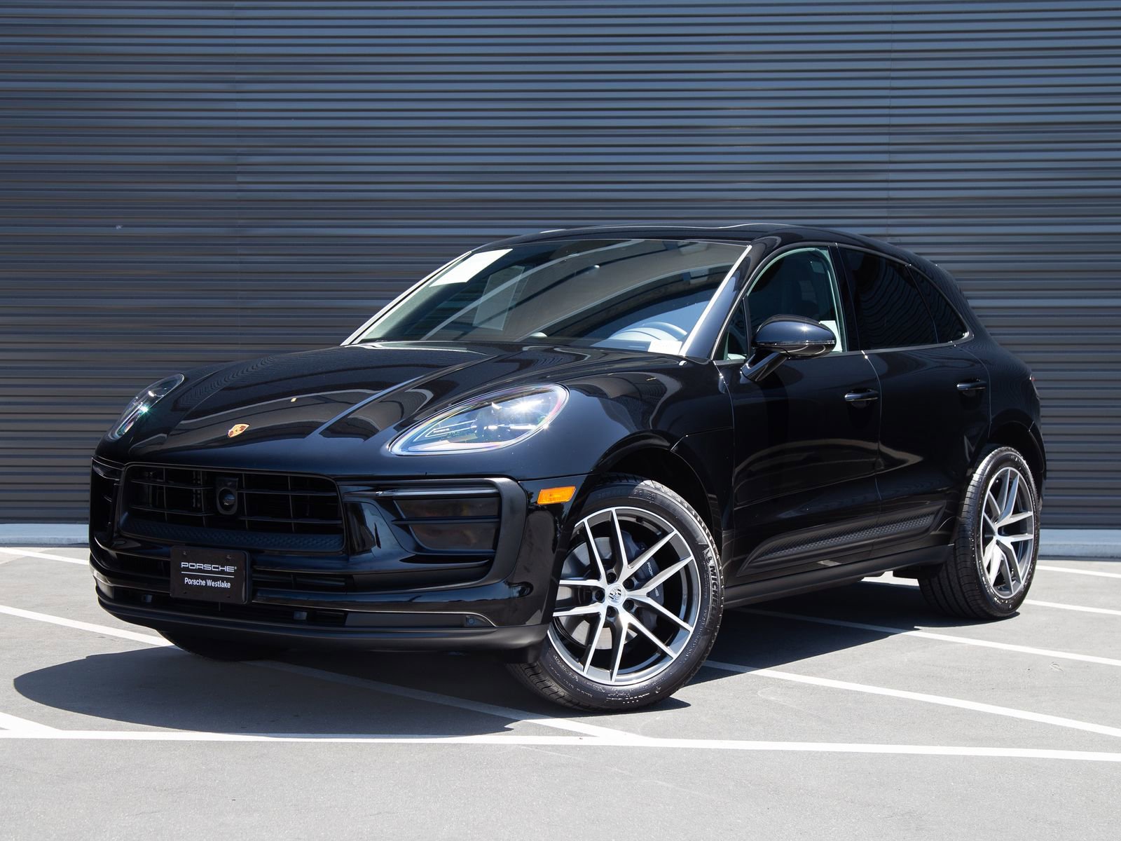 Certified 2025 Porsche Macan AWD/4WD image 1