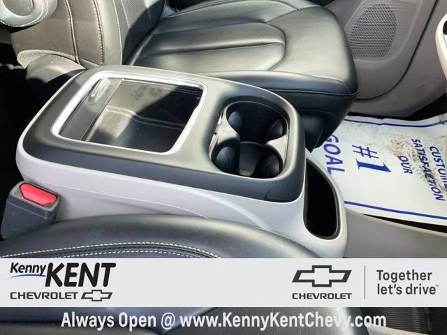 Used 2023 Chrysler Pacifica Touring-L image 15