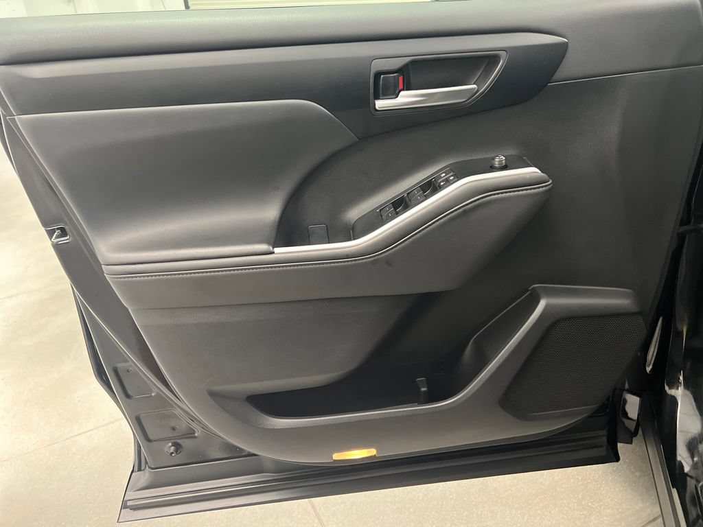 Used 2025 Toyota Highlander XLE FWD image 14