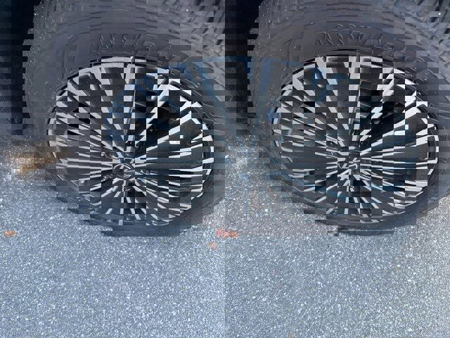 Used 2025 Volkswagen Taos SE image 13