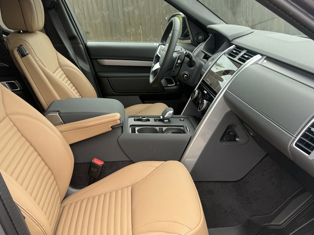 New 2025 Land Rover Discovery Dynamic SE image 12