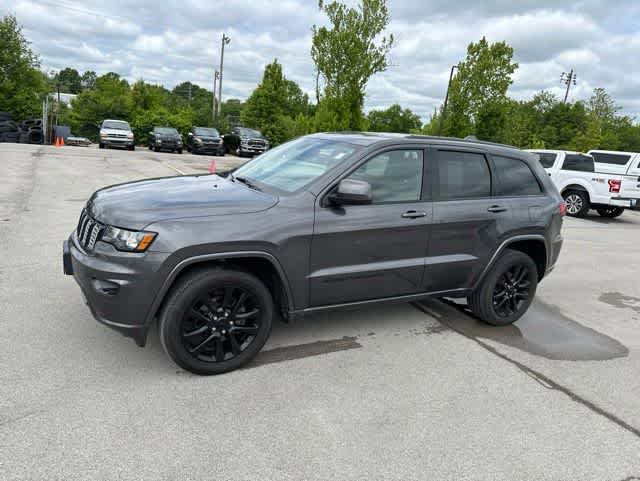 Used 2017 Jeep Grand Cherokee Altitude AWD/4WD image 14