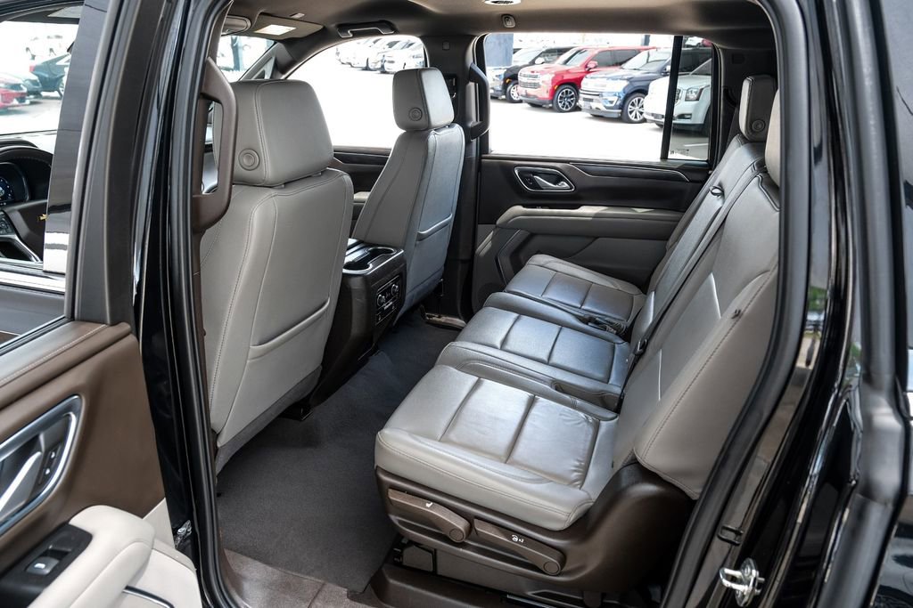 Used 2023 Chevrolet Suburban LT RWD image 40