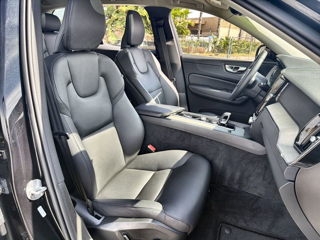 Used 2025 Volvo XC60 B5 Plus image 26