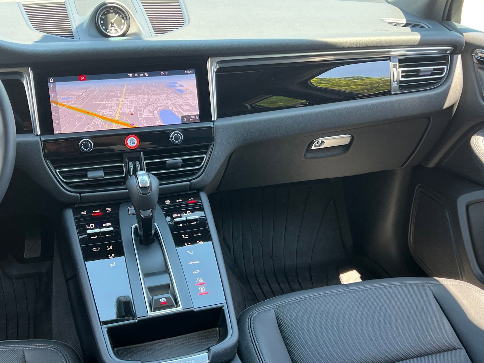 Certified 2025 Porsche Macan AWD/4WD image 25