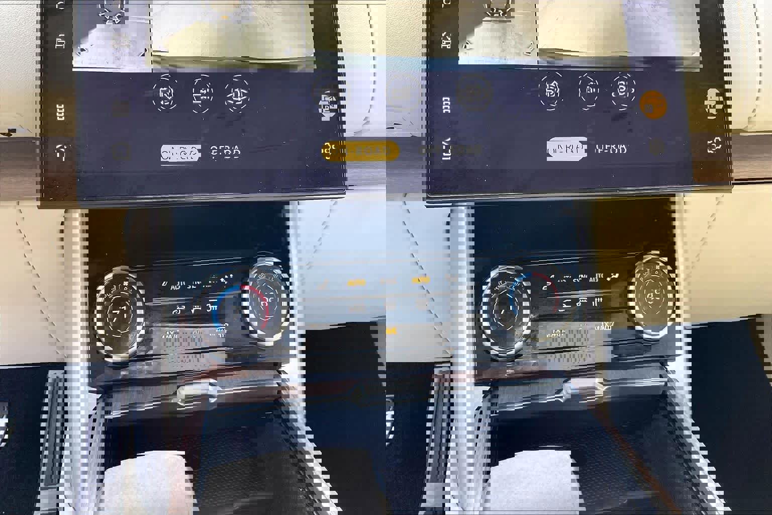 Used 2023 Land Rover Range Rover SE image 32