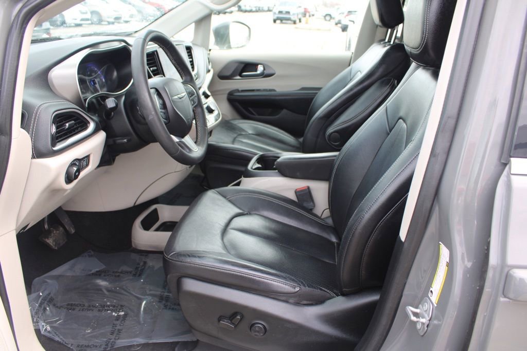 Used 2022 Chrysler Pacifica Touring-L image 14