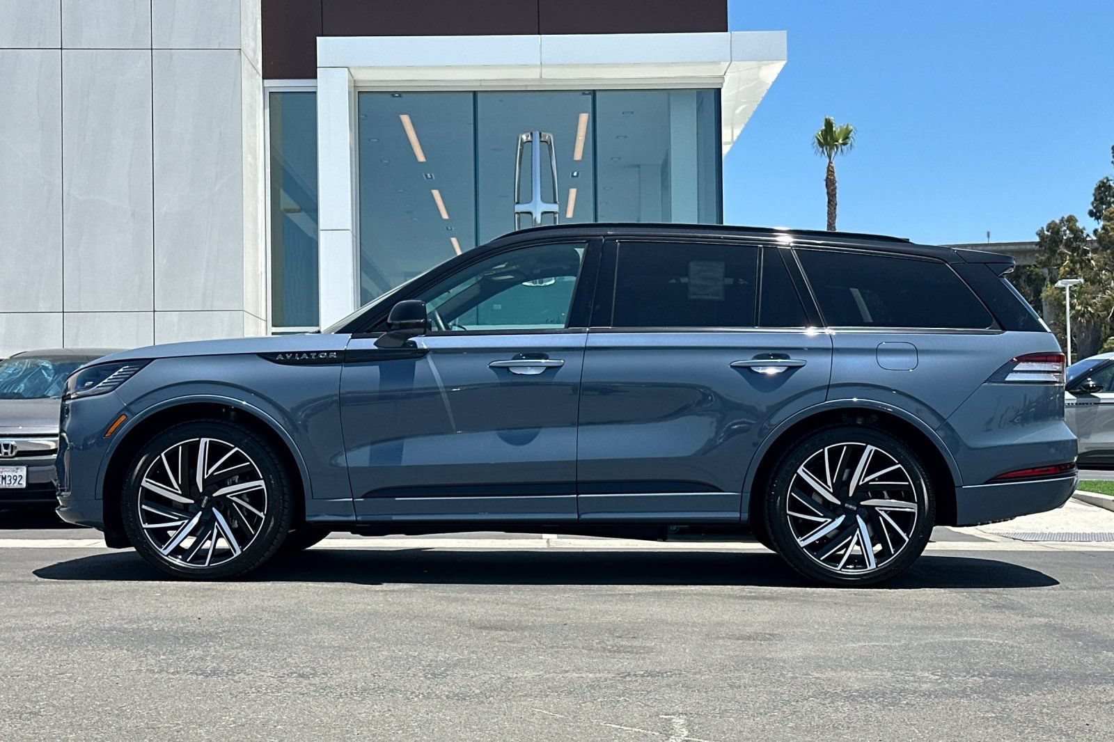 New 2026 Lincoln Aviator Black Label w/ Black Label Special Edition AWD/4WD image 6