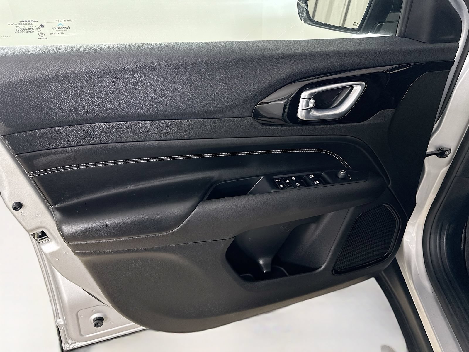 Used 2024 Jeep Compass Latitude w/ Convenience Group AWD/4WD image 16