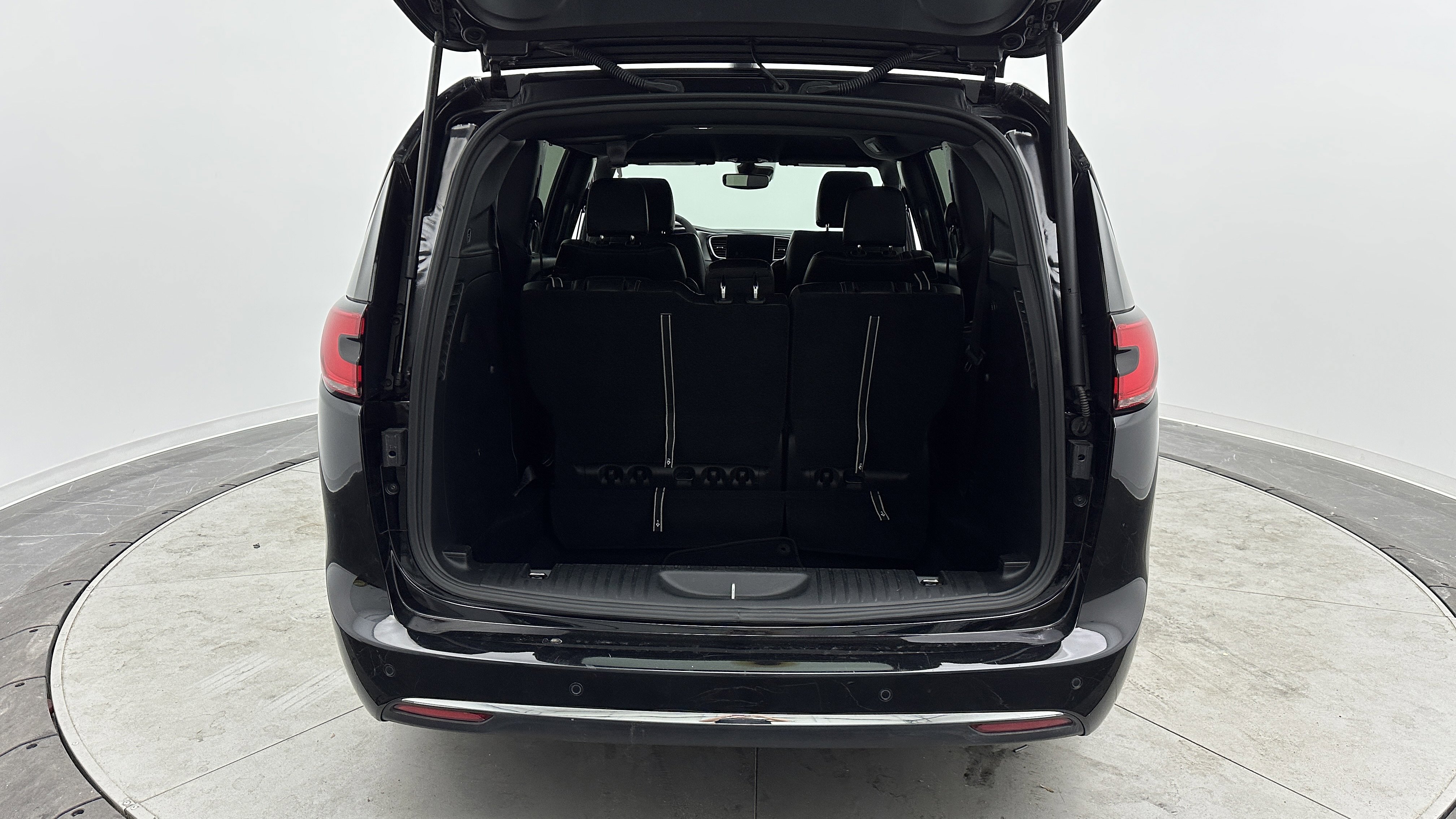 Used 2025 Chrysler Pacifica Select image 32