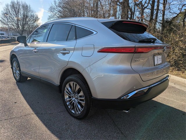 Used 2024 Toyota Venza XLE image 3