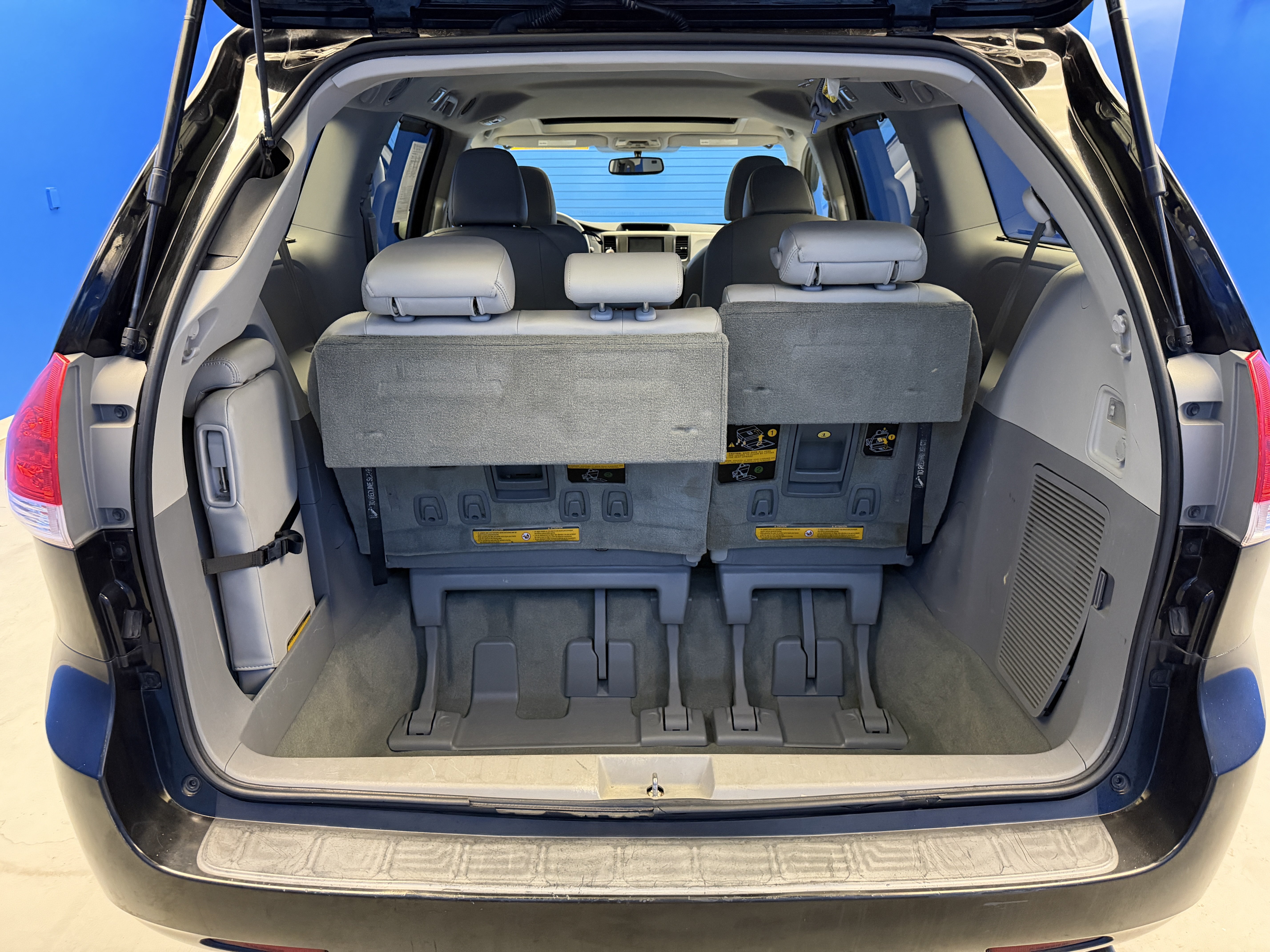 Used 2011 Toyota Sienna XLE FWD image 30