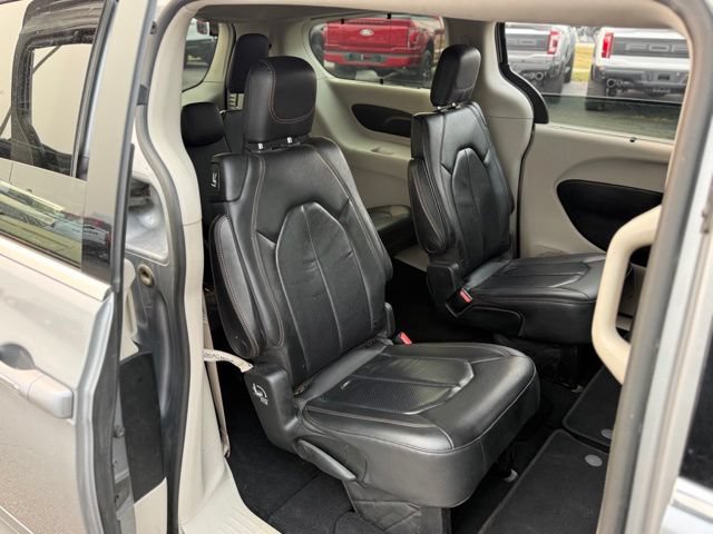 Used 2019 Chrysler Pacifica Touring-L FWD image 16