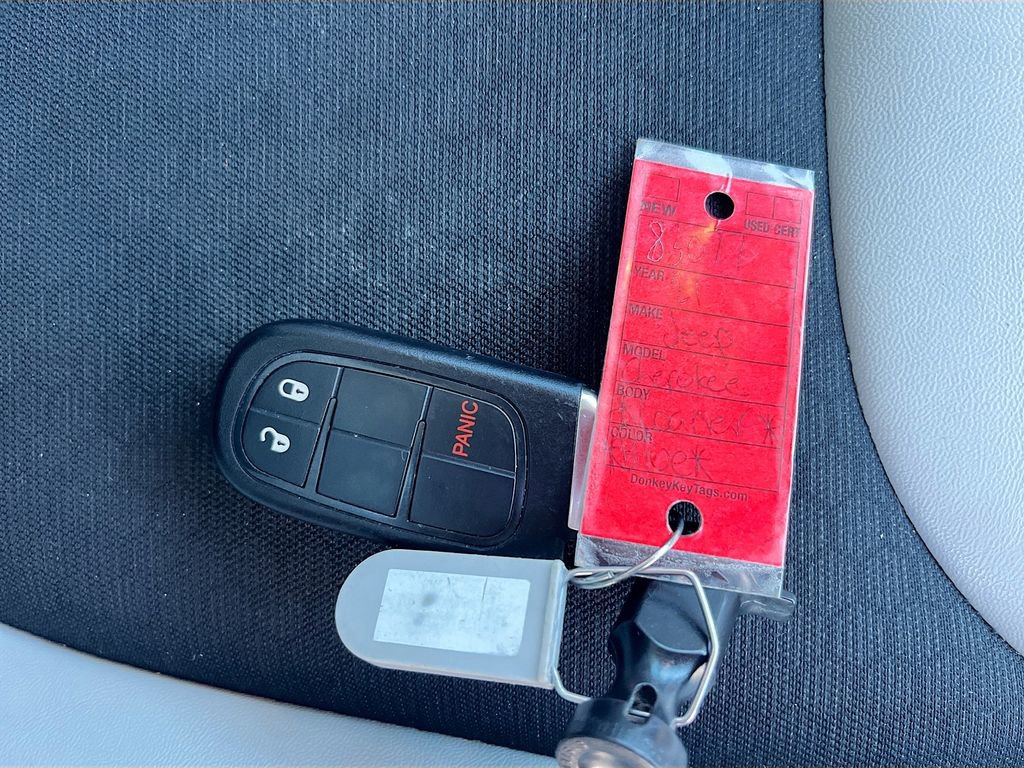 Used 2021 Jeep Cherokee Latitude Plus FWD image 31