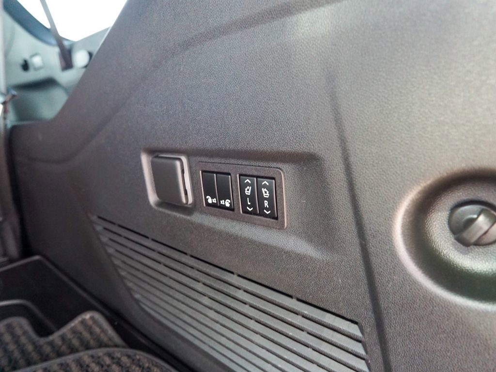 Used 2023 GMC Yukon XL Denali Ultimate image 11