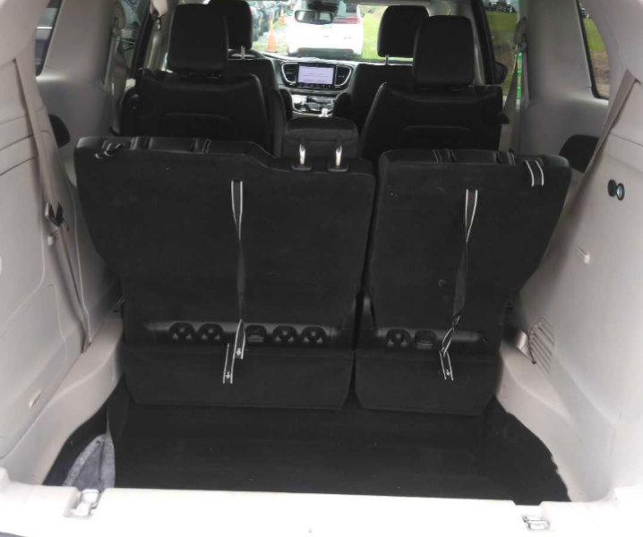 Used 2023 Chrysler Pacifica Touring-L FWD image 10