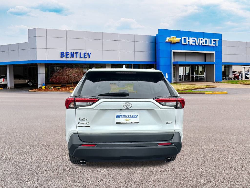 Used 2023 Toyota RAV4 XLE Premium image 4