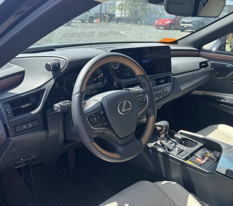 Used 2025 Lexus ES 350 Ultra Luxury FWD image 16