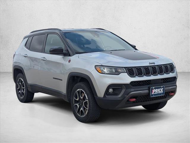 Used 2025 Jeep Compass Trailhawk image 3