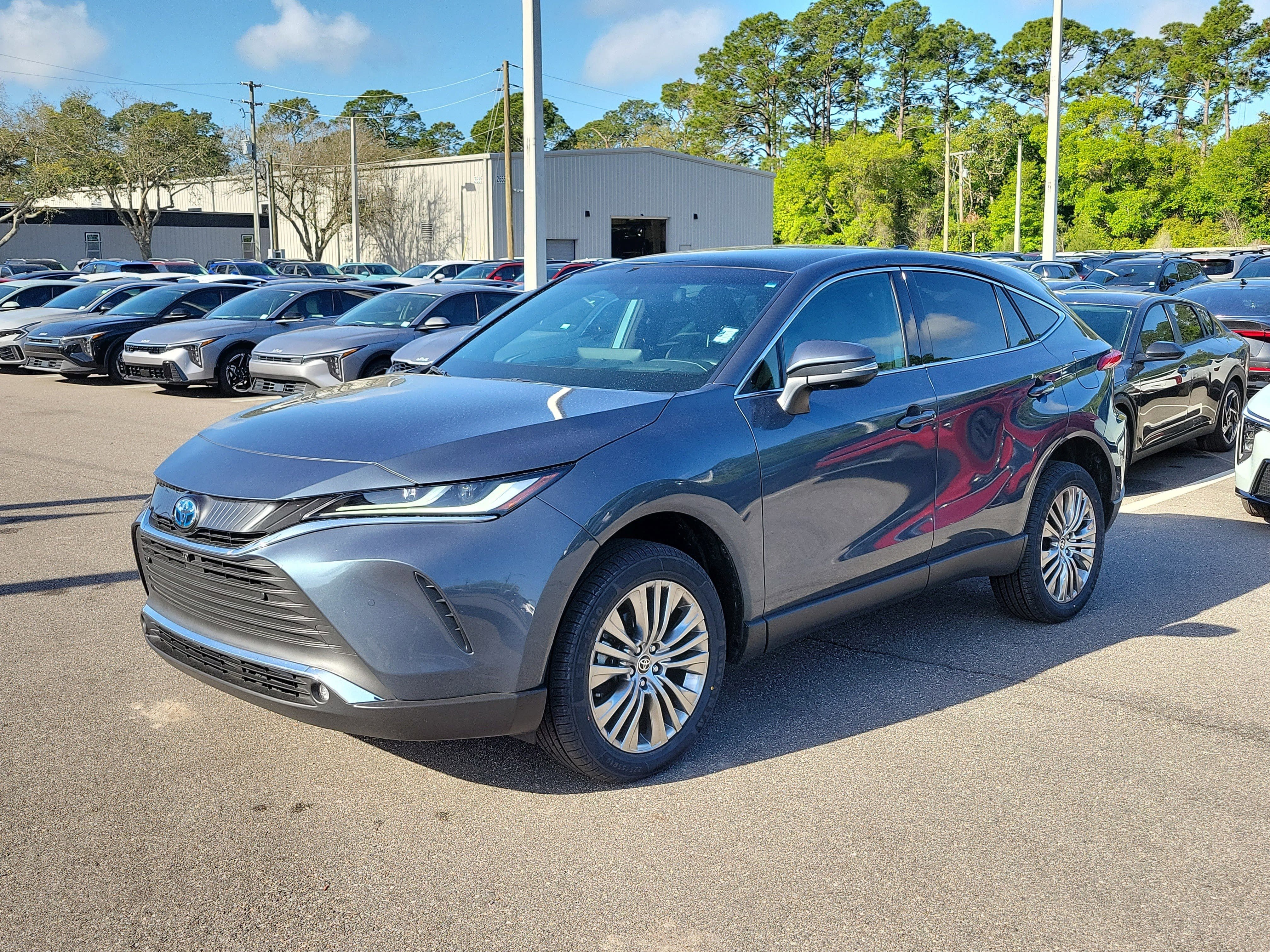 Used 2024 Toyota Venza Limited image 3