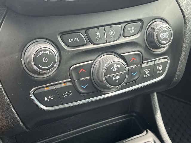 Used 2022 Jeep Cherokee Trailhawk w/ Trailer Tow Group AWD/4WD image 30