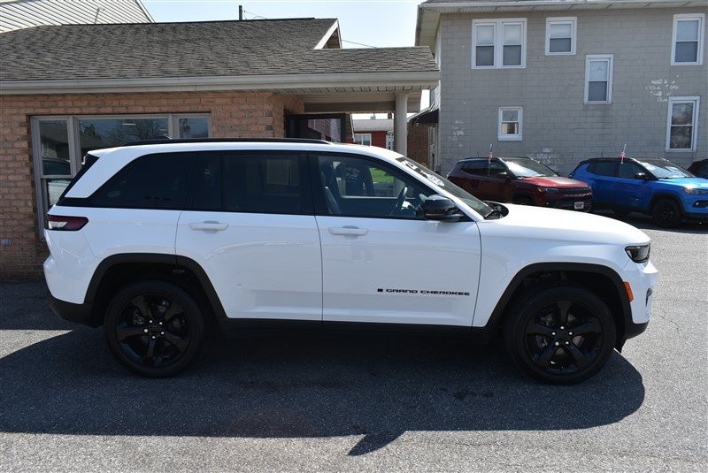 Used 2023 Jeep Grand Cherokee Altitude AWD/4WD image 2