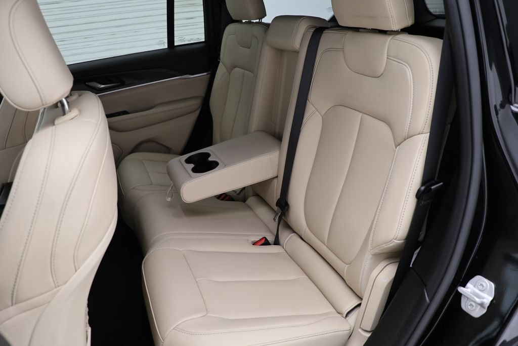 Used 2025 Jeep Grand Cherokee Limited AWD/4WD image 11