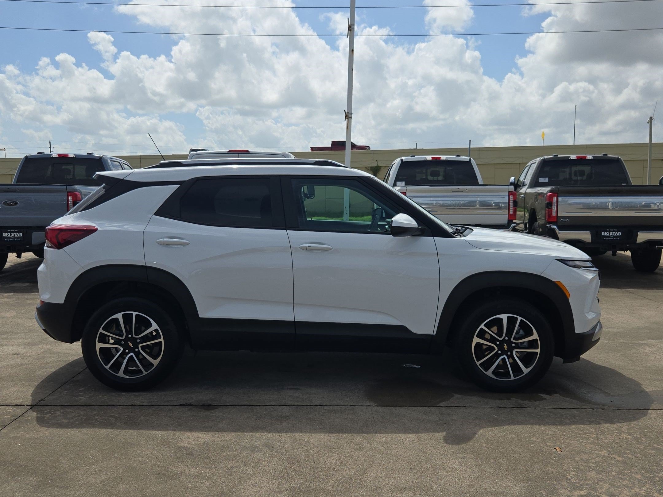 Used 2025 Chevrolet TrailBlazer LT AWD/4WD image 2