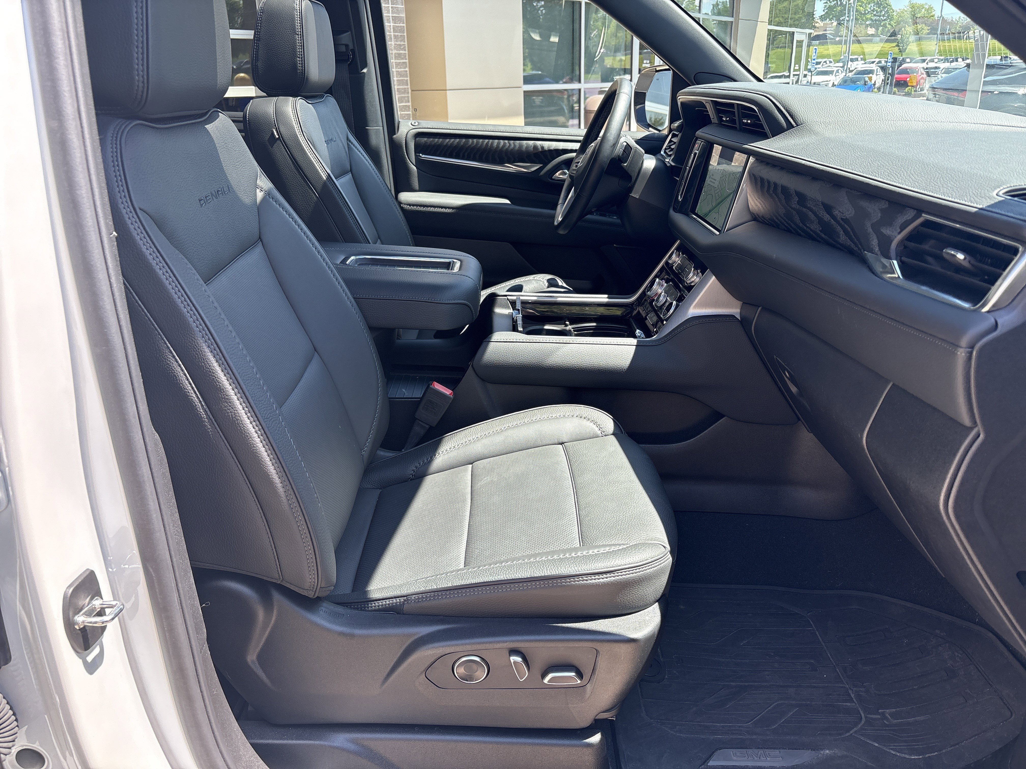 Used 2024 GMC Yukon Denali AWD/4WD image 34