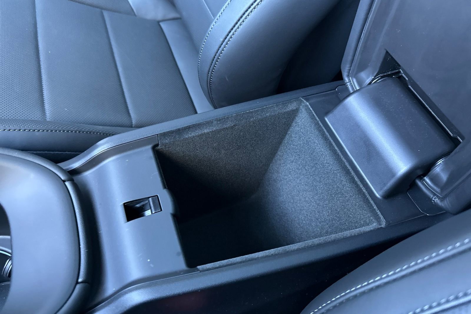 Certified 2025 Porsche Macan 4 Electric image 27