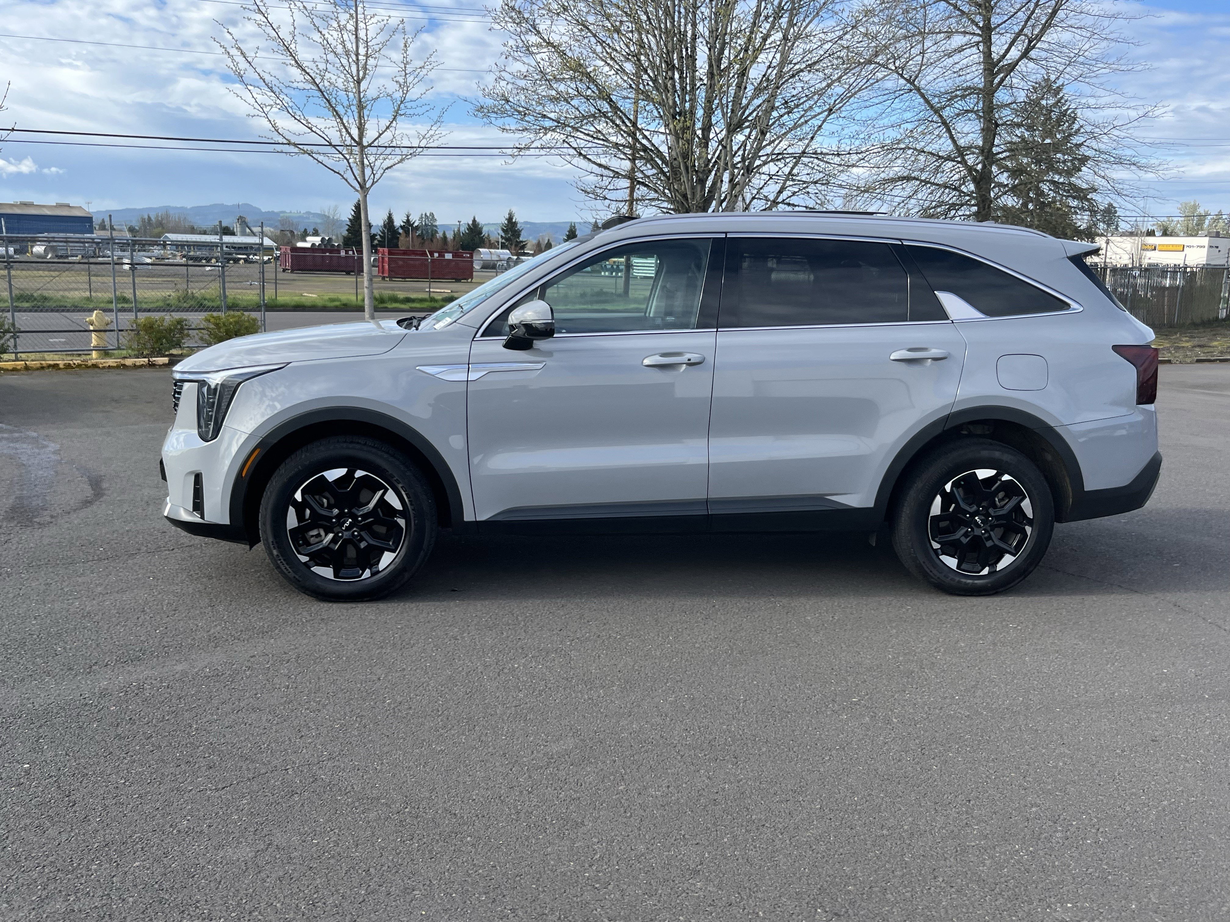 Used 2024 Kia Sorento S w/ Panoramic Sunroof Package image 2