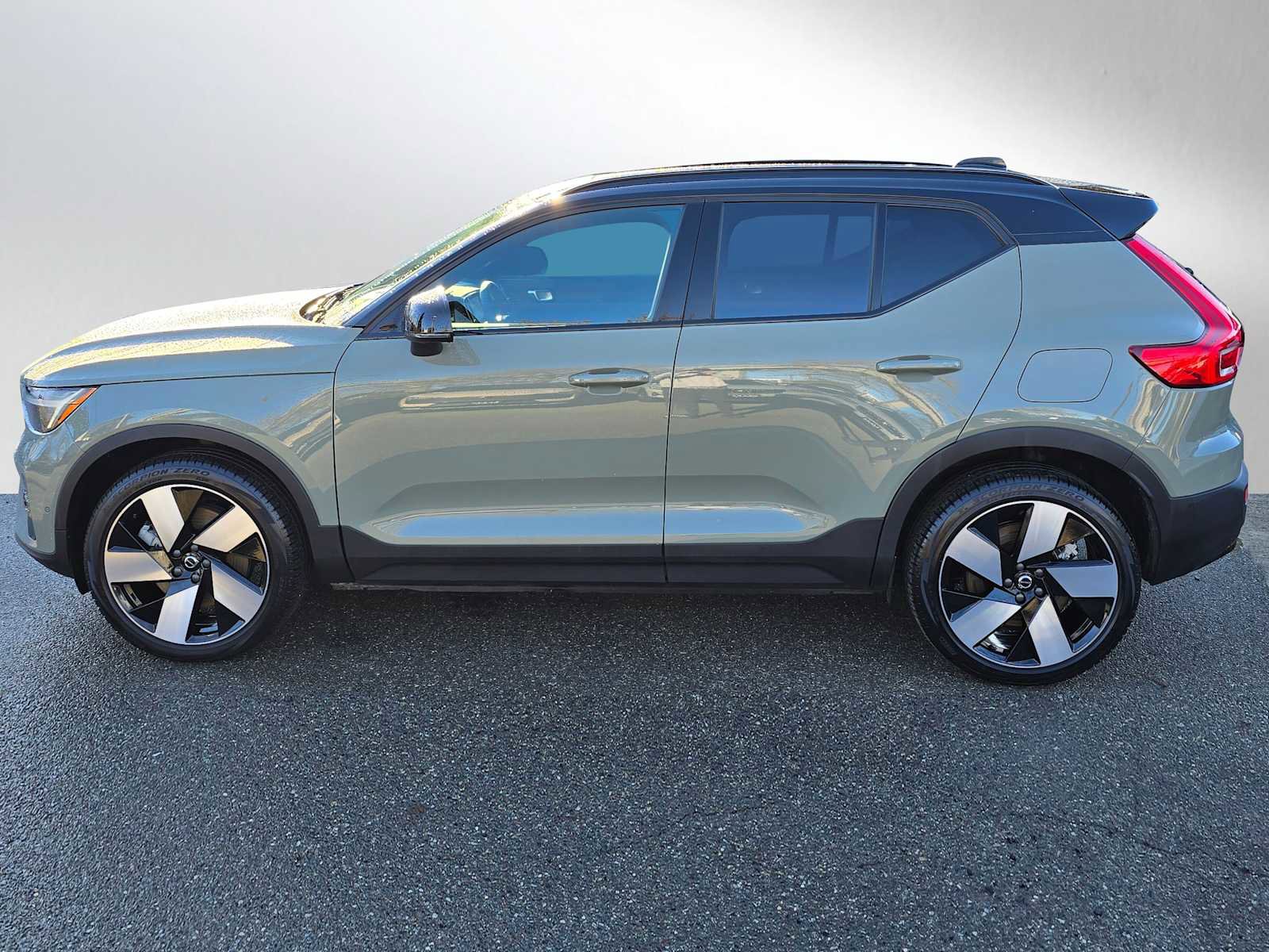 Used 2023 Volvo XC40 Recharge Plus w/ Protection Package Premier image 6