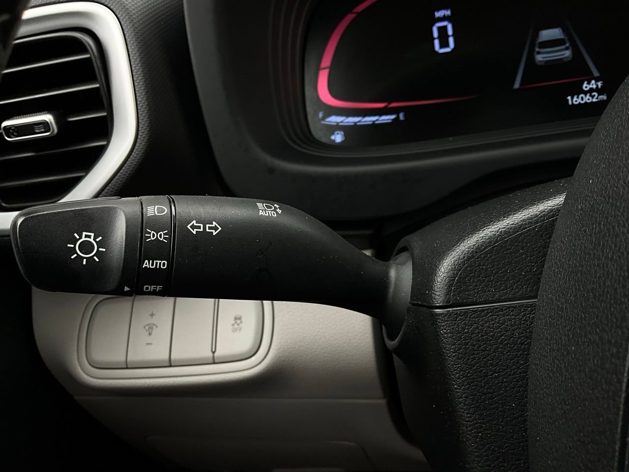 Used 2025 Hyundai Venue SEL image 35