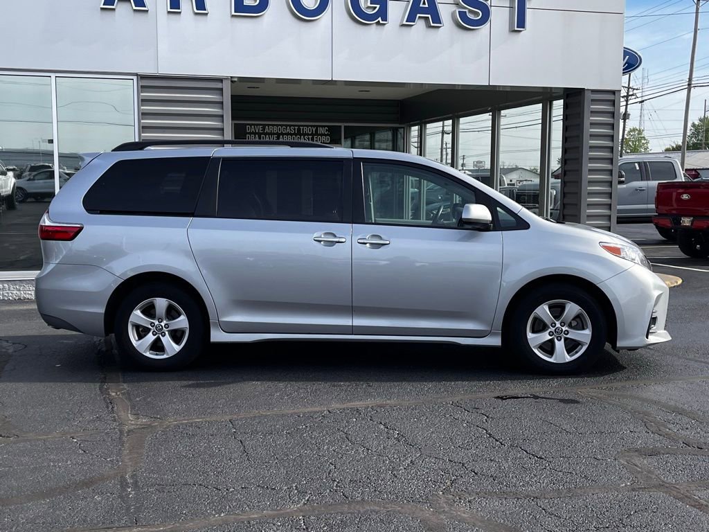 Used 2019 Toyota Sienna LE w/ LE Preferred Package FWD image 4